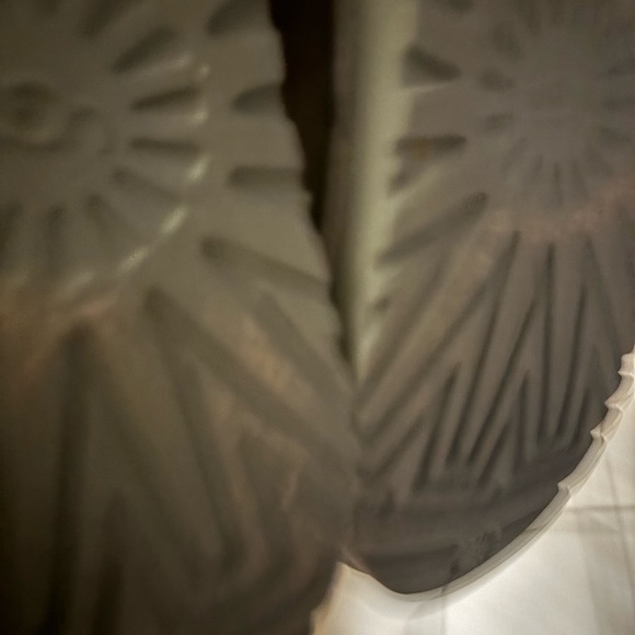 UGG Slippers/Shoes Women’s - Picture 4 of 12
